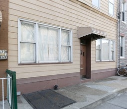 6703 Forest Ave in Ridgewood, NY - Foto de edificio - Building Photo