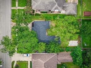 4626 Holly St in Bellaire, TX - Building Photo - Building Photo