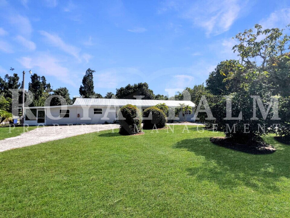 15206 Stringfellow Rd in Bokeelia, FL - Building Photo