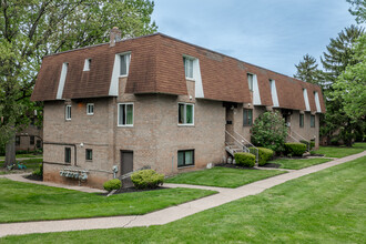 Log Cottage Manor in Warminster, PA - Foto de edificio - Building Photo