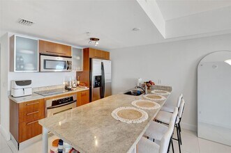 185 SW 7th St, Unit 2303 in Miami, FL - Building Photo - Building Photo