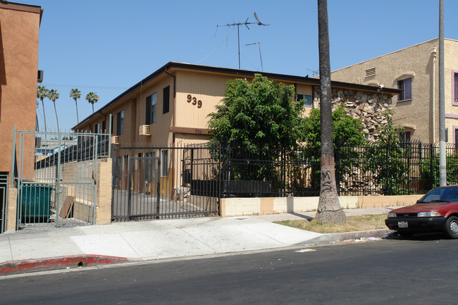 939 Elden Ave in Los Angeles, CA - Foto de edificio - Building Photo