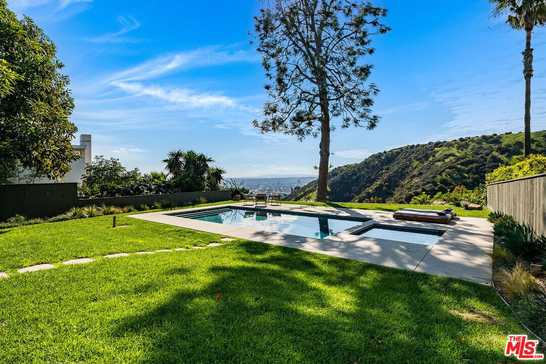 2431 Carman Crest Dr in Los Angeles, CA - Building Photo