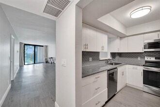 3800 N Hills Dr in Hollywood, FL - Building Photo - Building Photo