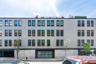 Trolley House in Boston, MA - Foto de edificio - Building Photo