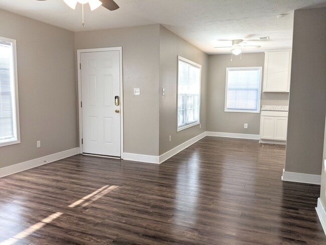 Available for April Move in! - Renovated 3 Bed 1.5 Bath House Biking Distance to Campus! in College Station, TX - Building Photo - Building Photo