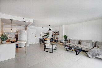 17500 N Bay Rd in Sunny Isles Beach, FL - Building Photo - Building Photo