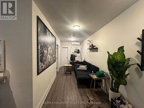 7-595 ST CLAIR Ave in Toronto, ON - Building Photo - Building Photo