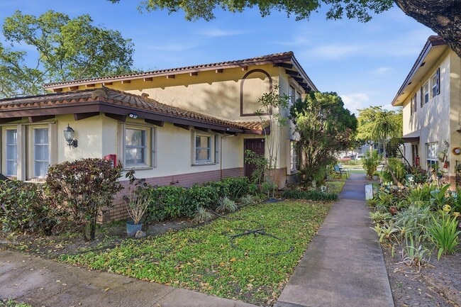 8811 NW 28th Dr, Unit 12 in Coral Springs, FL - Foto de edificio - Building Photo