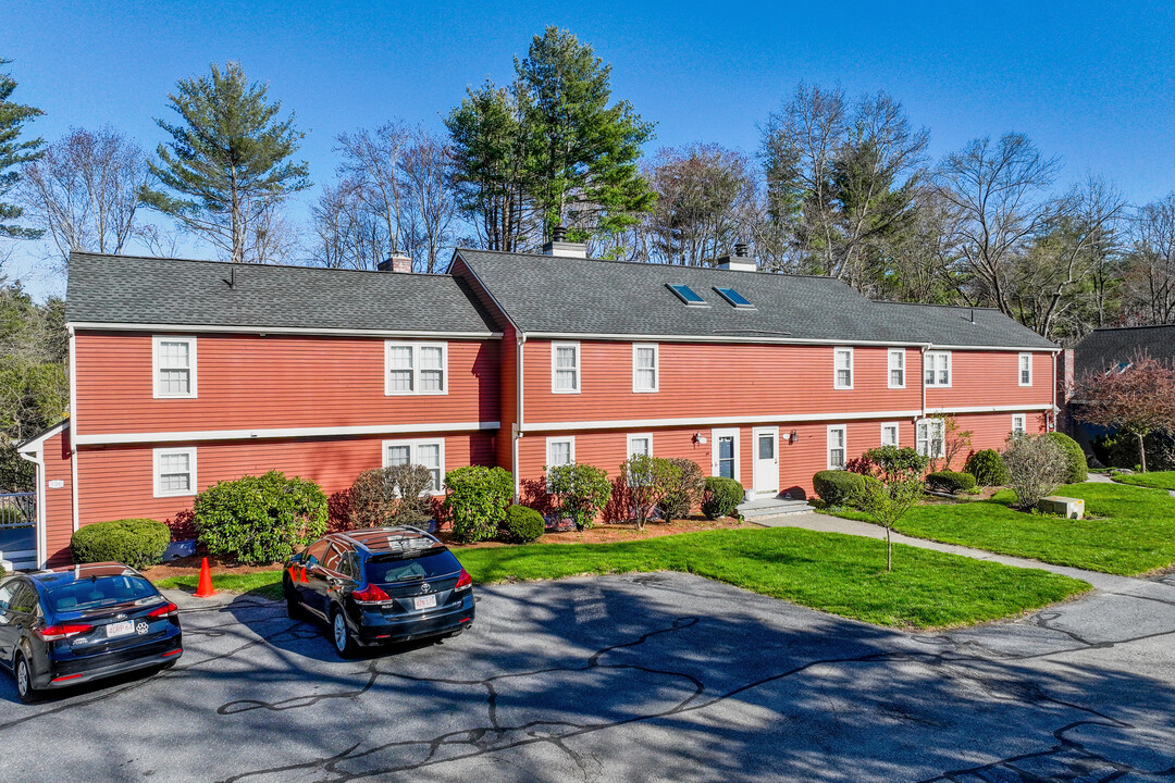 140 Russet Ln in Boxborough, MA - Foto de edificio