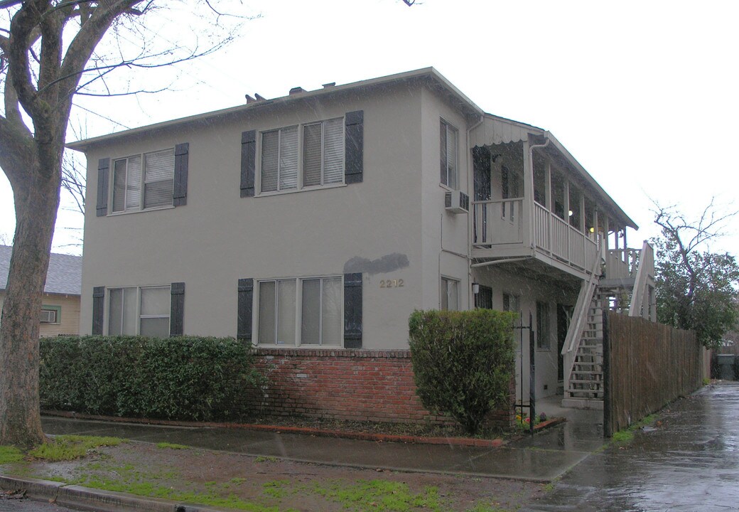 2212 26th St in Sacramento, CA - Foto de edificio