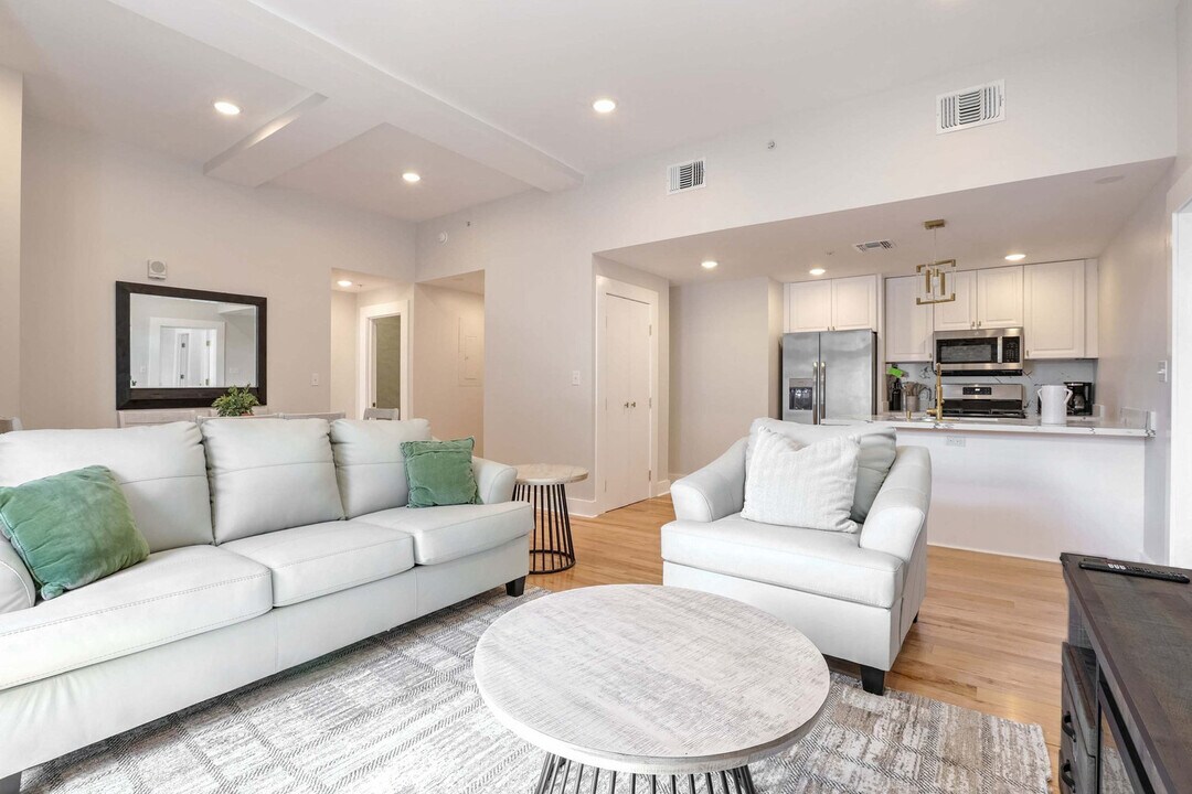 1050 Annunciation St in New Orleans, LA - Building Photo