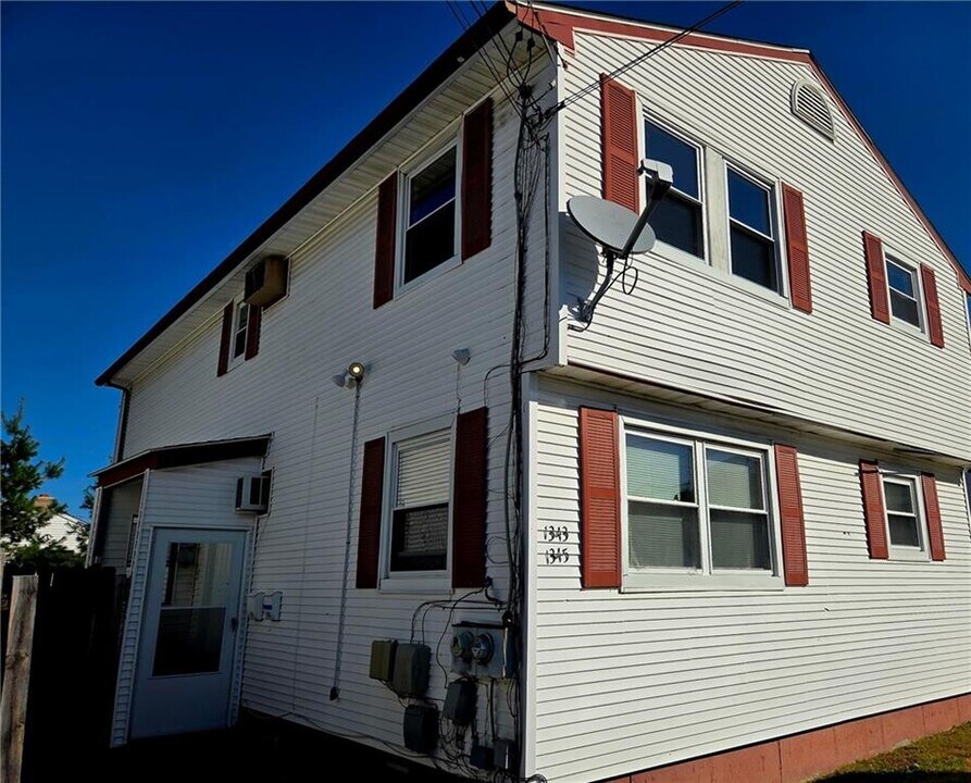 1345 Chalkstone Ave in Providence, RI - Foto de edificio