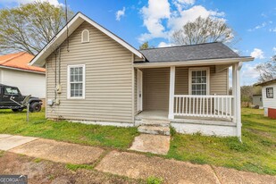 30 Pine St in Grantville, GA - Building Photo
