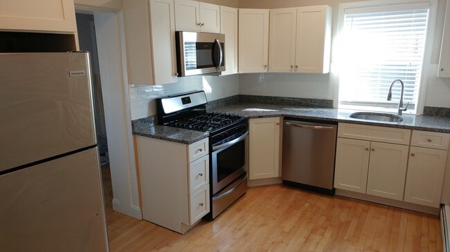 101 Waltham St, Unit 102 in Watertown, MA - Foto de edificio - Building Photo