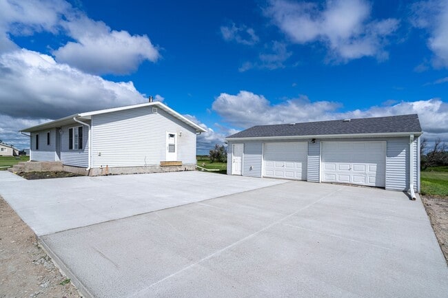 8696 70th Ave N in Grand Forks, ND - Building Photo - Building Photo