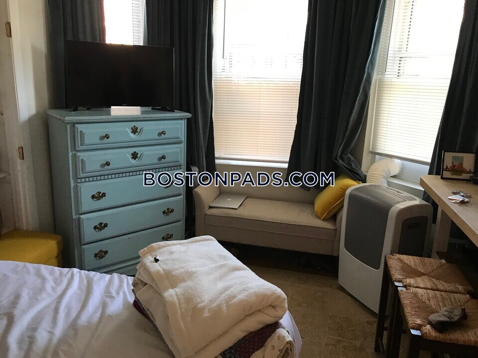 49 S Huntington Ave in Boston, MA - Building Photo