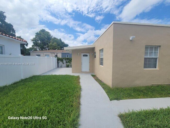 2265 SW 15th St in Miami, FL - Building Photo - Building Photo