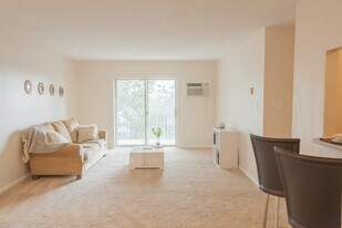 2715 Riverside Dr, Unit B in Dayton, OH - Building Photo