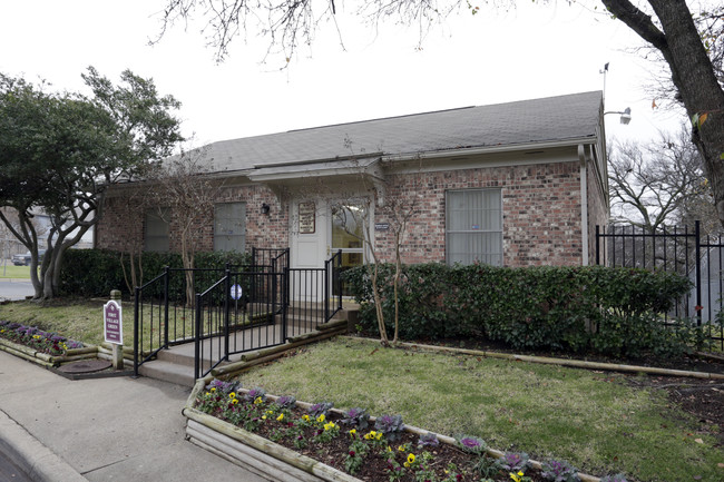 Village Green in Dallas, TX - Foto de edificio - Building Photo