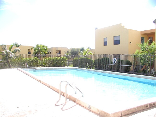 556 NW 114th Ave, Unit 204 in Miami, FL - Building Photo - Building Photo