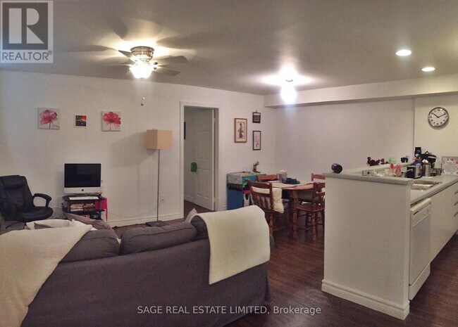 222 Kenilworth Ave in Toronto, ON - Building Photo - Building Photo