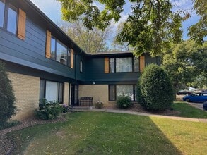 190 Wayzata Blvd E, Unit 9 in Wayzata, MN - Building Photo - Building Photo