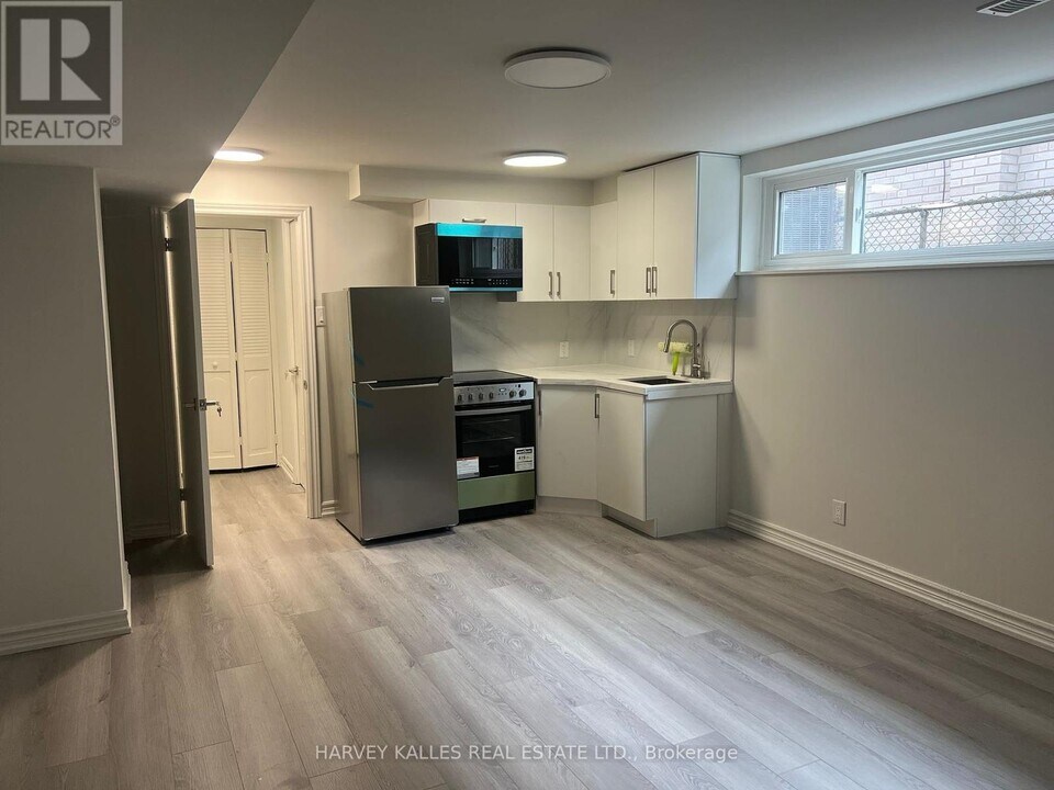 31-31 Robingrove Rd in Toronto, ON - Building Photo