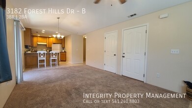 3182 Forest Hills Dr in Medford, OR - Building Photo - Building Photo