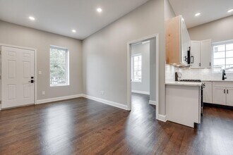 130 West Side Ave in Jersey City, NJ - Building Photo - Building Photo