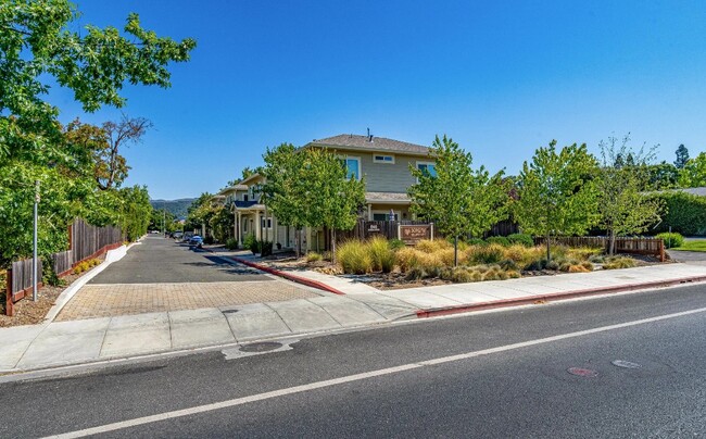 Sonoma Village Lane in Sonoma, CA - Building Photo - Building Photo