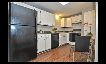 688 Boston Post Rd E, Unit 301 in Marlborough, MA - Building Photo - Building Photo