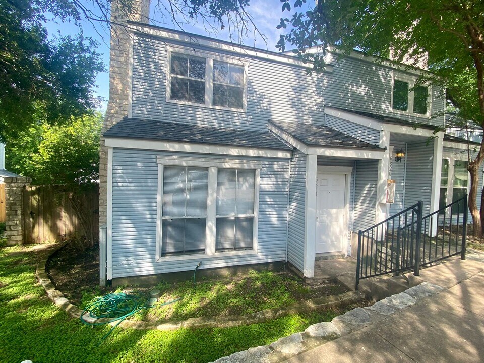 6818 Old Quarry Ln in Austin, TX - Building Photo