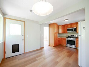 5712 8th Ave NE in Seattle, WA - Building Photo - Building Photo
