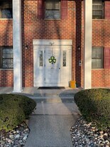 430 Somerset Dr, Unit F in Pearl River, NY - Building Photo