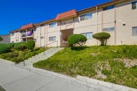 La Paz Apartments in Vista, CA - Building Photo - Building Photo