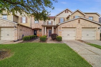 8030 Singing Sonnet Ln in Houston, TX - Building Photo - Building Photo