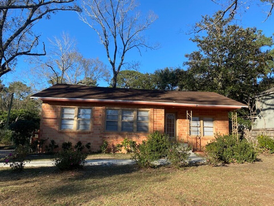 605 Belrose Ave in Daphne, AL - Building Photo