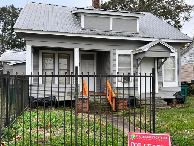 1405 Main Ave in Orange, TX - Building Photo - Building Photo