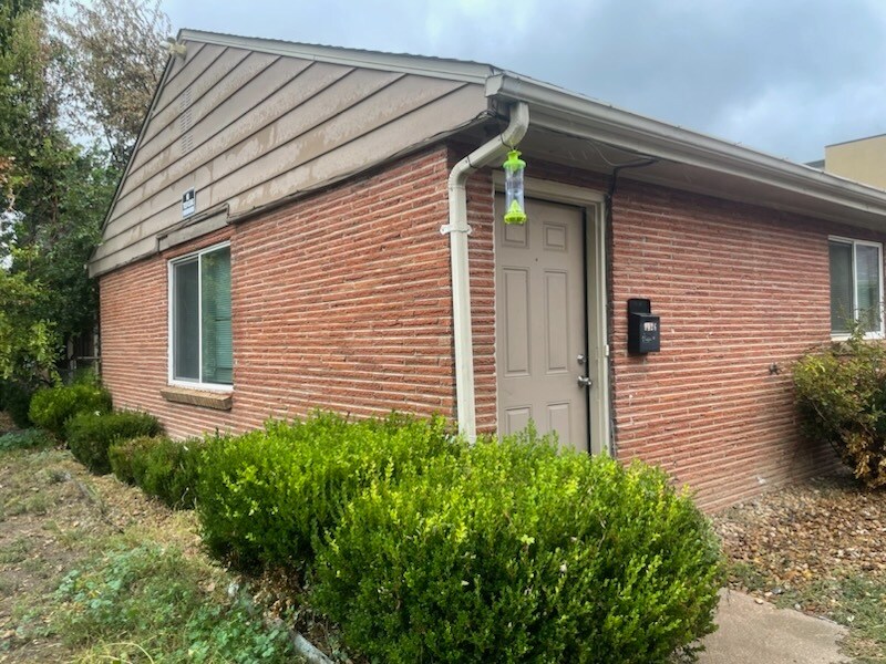 1426 Clinton St in Aurora, CO - Foto de edificio