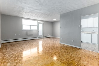 230 Nipigon St in Oshawa, ON - Building Photo - Interior Photo