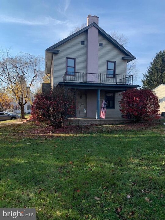 101 Main St in Willow Street, PA - Building Photo