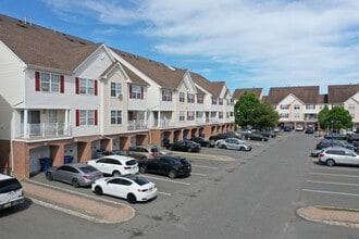 Renaissance Properties in North Brunswick, NJ - Foto de edificio - Building Photo
