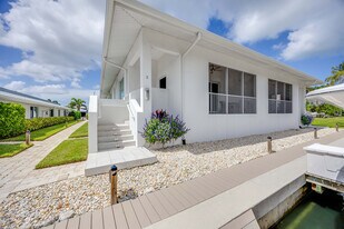 1395 Curlew Ave in Naples, FL - Building Photo