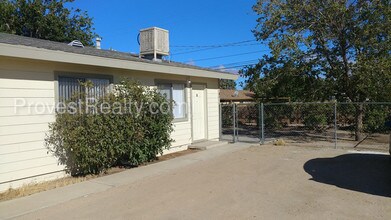 16248 Yucca St-Unit -Unit B in Hesperia, CA - Foto de edificio - Building Photo