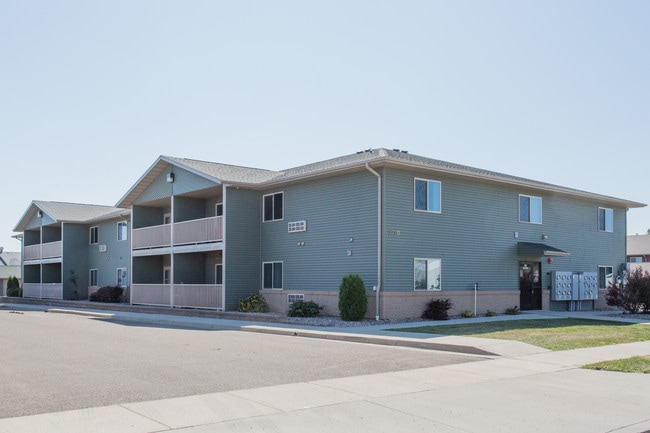 Northdale in Minot, ND - Foto de edificio - Building Photo