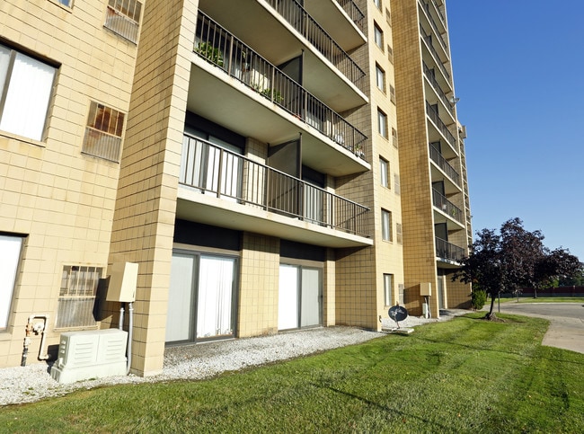 Highland Towers - Senior Living 55+ in Southfield, MI - Building Photo - Building Photo