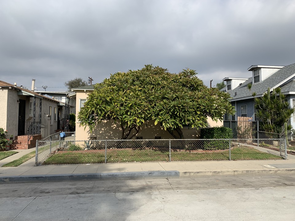 61 W Market St in Long Beach, CA - Building Photo