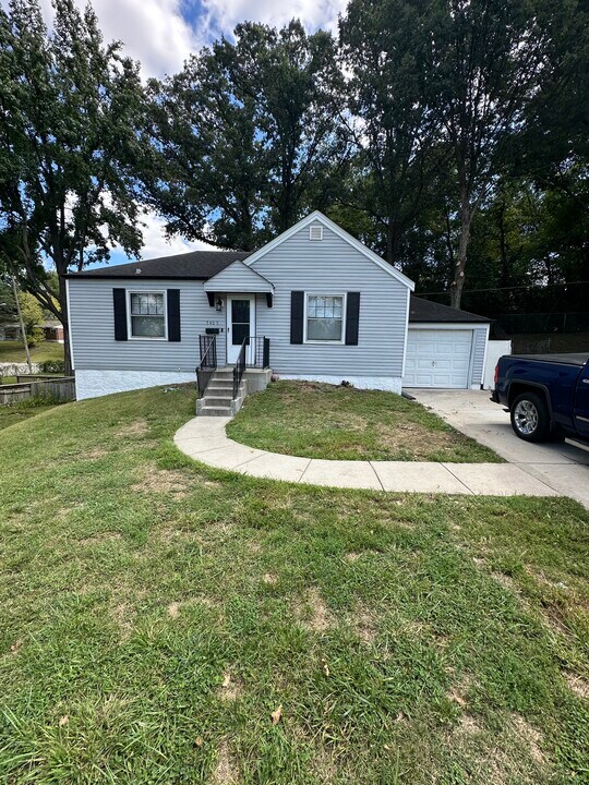 7405 Sharon Dr in St. Louis, MO - Building Photo