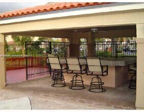 9831 Nob Hill Ct in Sunrise, FL - Foto de edificio - Building Photo